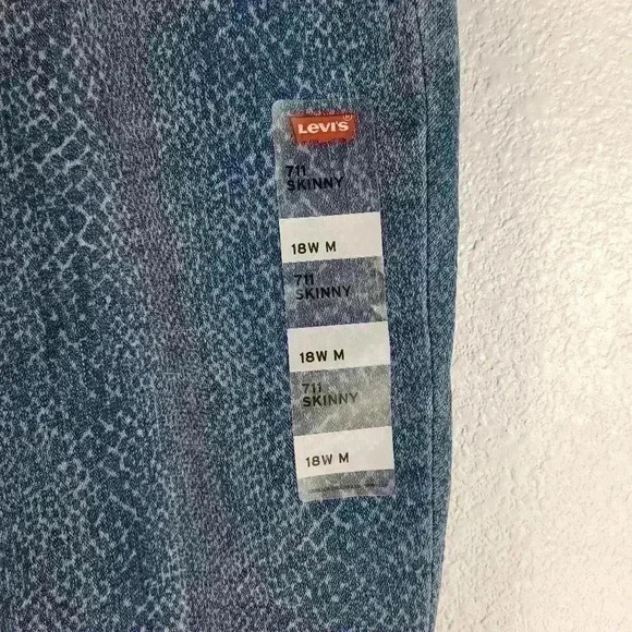 NWT Womens 18W Levis 711 Skinny Jeans Denim Medium Wash Blue Geo Print Stretch - Picture 5 of 9